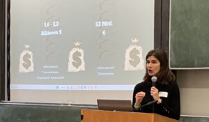 Ludovica Bölting hält einen Vortrag über Geldwäsche beim ersten Antimafia-Seminar in Köln.